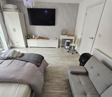 Manningtree House | Bright spacious room in Manningtree