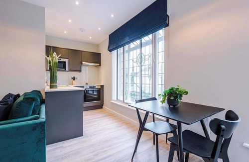 Southport Apartment | Bright & Spacious Studio | Elysée Suites Southport