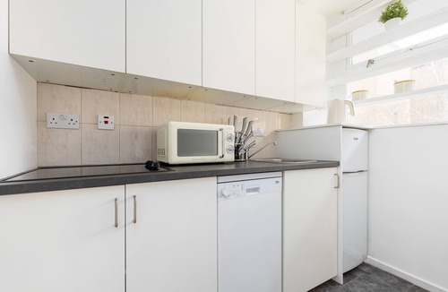 Churchill Apartment | Bright Spacious Studio - Pimlico, London
