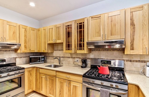 Northern Liberties House | Bright & Spacious Suites - 8BR+Patio Sleeps 16!
