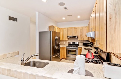 Northern Liberties House | Bright & Spacious Suites - 8BR+Patio Sleeps 16!