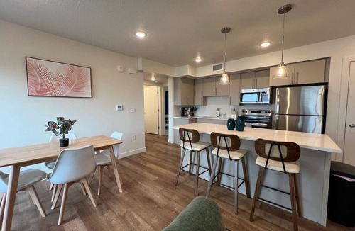 Draper Apartment | Bright Spacious Tropical 2bd 2ba
