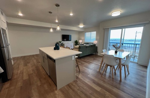 Draper Apartment | Bright Spacious Tropical 2bd 2ba