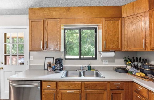 Perry House | Bright & Spacious w/Fast Wi-Fi