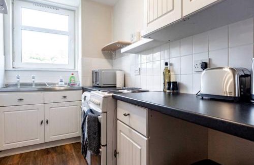 Glenisla Apartment | Bright, Spacious West-End Flat, Near University
