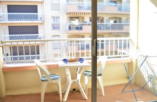 Sainte-Maxime City Centre Apartment | Bright studio 30m from the beach, balcony, air conditioning, shops nearby