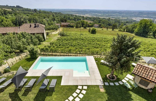 Cherasco Apartment | Bright studio 5 with swimming pool in a period villa in the Barolo area