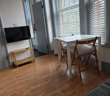 Highgate Apartment | Bright studio apartment