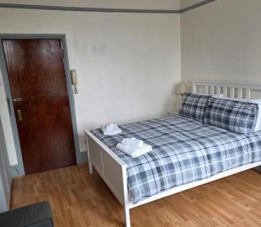 Highgate Apartment | Bright studio apartment