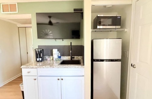 Little River Apartment | Bright Studio at Bay Tree, Little River