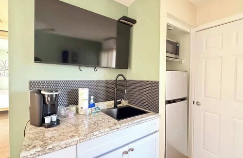 Little River Apartment | Bright Studio at Bay Tree, Little River