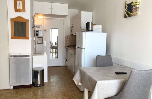 Balaruc-les-Bains Apartment | Bright studio with air conditioning and wifi in Balaruc-les-Bains
