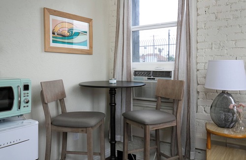 Westlake Apartment | Bright studio in lovely Los Angeles with cool AC