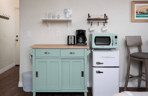 Westlake Apartment | Bright studio in lovely Los Angeles with cool AC