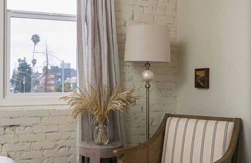 Westlake Apartment | Bright studio in lovely Los Angeles with cool AC