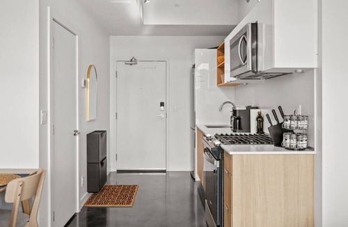 Connaught Apartment | Bright Studio | Mins to Saddledome | Skyline Views