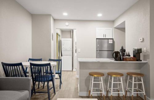 Allandale Apartment | Bright Studio Near Domain, Roku TV - Free Parking
