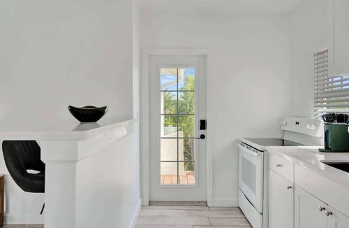 Mango Groves Apartment | Bright Studio Retreat w/Kitchen at Lake Worth