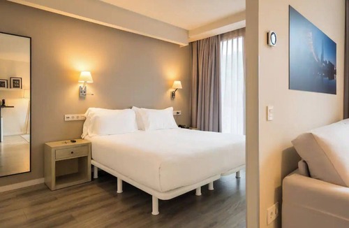 Castanos Hotel | Bright Studio w/Laundry Area & Kitchen | Near Guggenheim – 11-Min Walk