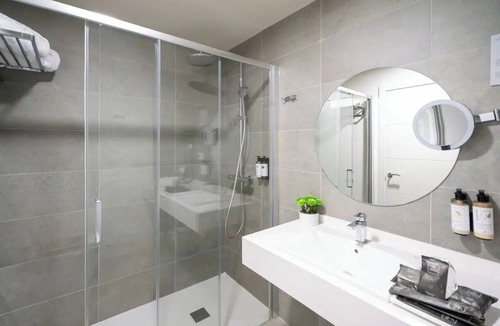 Castanos Hotel | Bright Studio w/Laundry Area & Kitchen | Near Guggenheim – 11-Min Walk