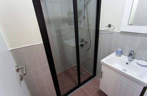 Talimhane Apartment | Bright Studio with Bay Window in Central Istiklal