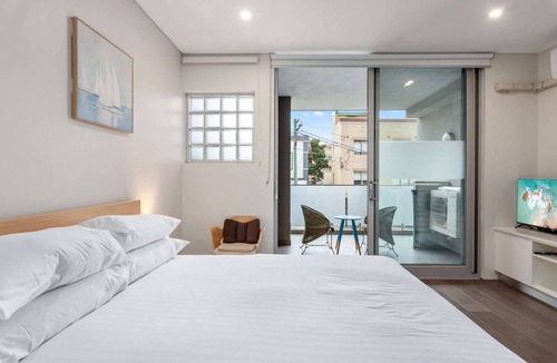 Coogee Apartment | Bright Studio with Balcony near Coogee Beach