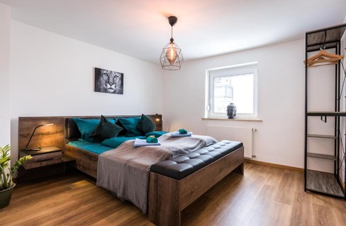 Lechhausen Apartment | BRIGHT - Stylish apartment - Kitchen - Parking - Netflix