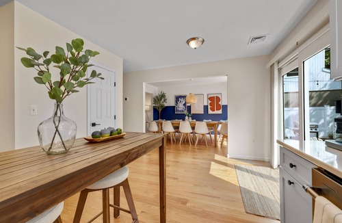 Highlands House | Bright & Stylish ShoreHouse w King Beds, 15min Walk to Beach, 2 Blocks to Dining