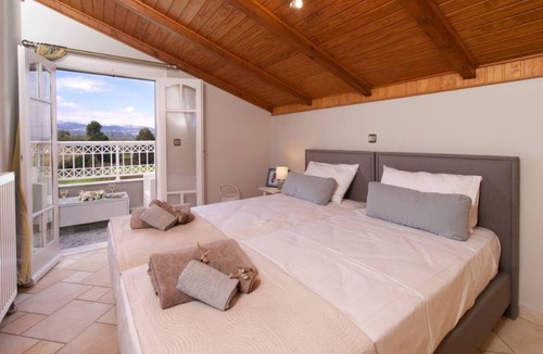 Lixouri Apartment | Bright suite