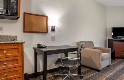 Denham Springs Hotel | Bright Suite Stay w/Kitchenette & Gym Near LSU, Zoo & Baton Rouge River Center