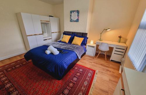 Harehills House | Bright sunny, double bed with garden, TV and Wi-Fi