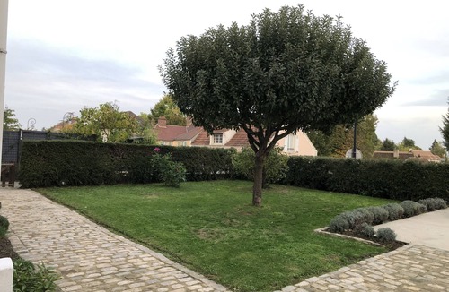 Montfort-l'Amaury Apartment | Bright sunny apartment on the ground floor with garden