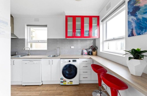 Balaclava Apartment | Bright & Sunny Oasis