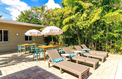 Lake Ridge Apartment | BRiGHT Tropical 3BR/w Pool