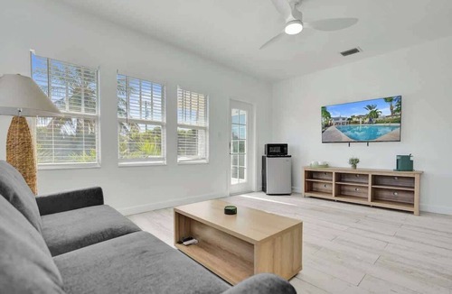 Mango Groves Apartment | Bright Upper-Level 1BR Retreat w/Balcony