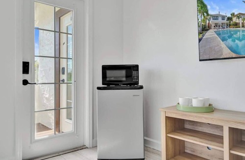 Mango Groves Apartment | Bright Upper-Level 1BR Retreat w/Balcony