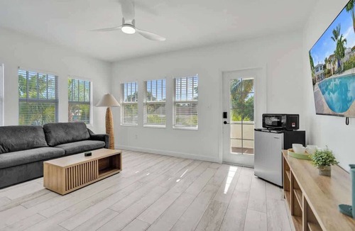 Mango Groves Apartment | Bright Upper-Level 1BR Retreat w/Balcony