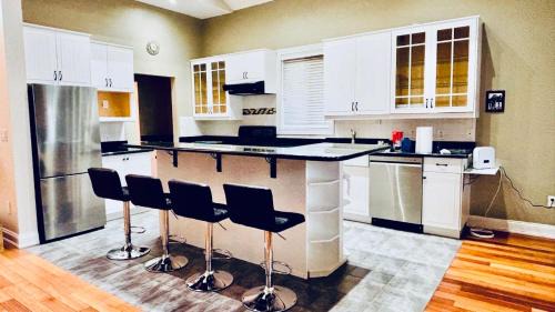Niagara Falls Villa | Bright Upper Suite 2BR with Workspace Niagara Falls