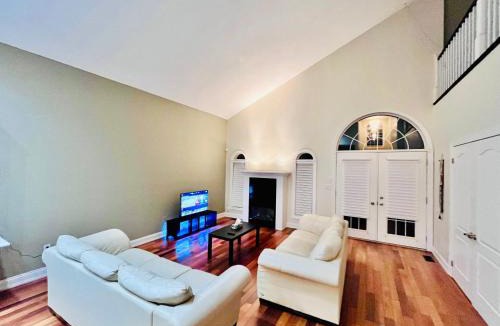 Niagara Falls Villa | Bright Upper Suite 2BR with Workspace Niagara Falls