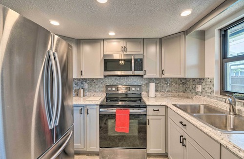 South Venice House | Bright Venice Home w/Yard < 4 Miles to Beach!
