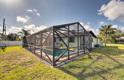 South Venice Cottage | Bright Venice Home w/Yard < 4 Miles to Beach!