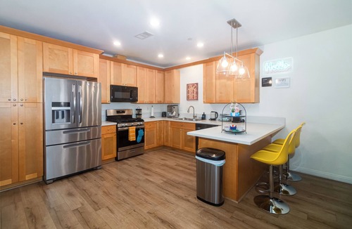 Redlands House | Bright Vibes Home- Sleeps 8- 1 block to University- Pacman, BBQ, Indoor Gym