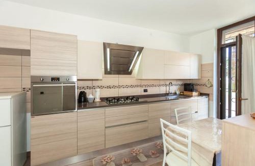 Cesate House | Bright Villa with Balcony and Jacuzzi, Milan Area
