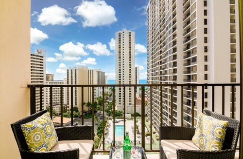 Waikiki Apartment | Bright Waikiki 1BR with Stunning Ocean Views