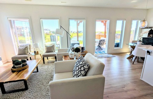 Lethbridge House | Bright Walk-Out Suite - Kitchenette & Amazing View
