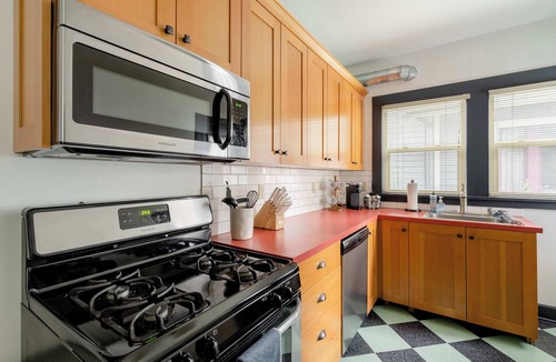 Belmont House | Bright + Walkable | Vintage Hawthorne Charm