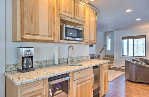 Chestnut Springs House | Bright Wintergreen Resort Home; Deck & Grill!