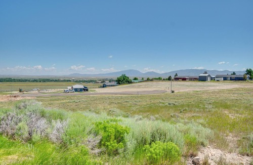 Saratoga House | Bright Wyoming Retreat w/Deck & Mountain Views!