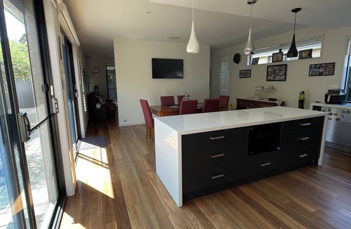 Brighton House | Brighton Beach, Cafe's,Aquatics,Free Parking, Public Transport, 2 Bed Home