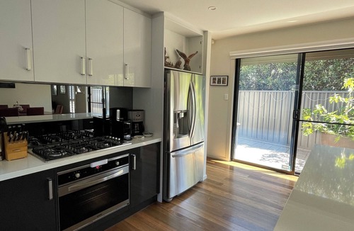 Brighton House | Brighton Beach, Cafe's,Aquatics,Free Parking, Public Transport, 2 Bed Home